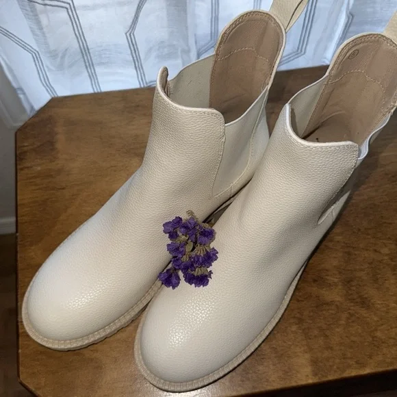 ZBY Cream Chelsea Boots - Picture 7 of 8